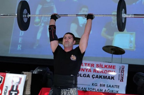 Tolga Çakmak, halter silkmede dünya rekoru kırdı